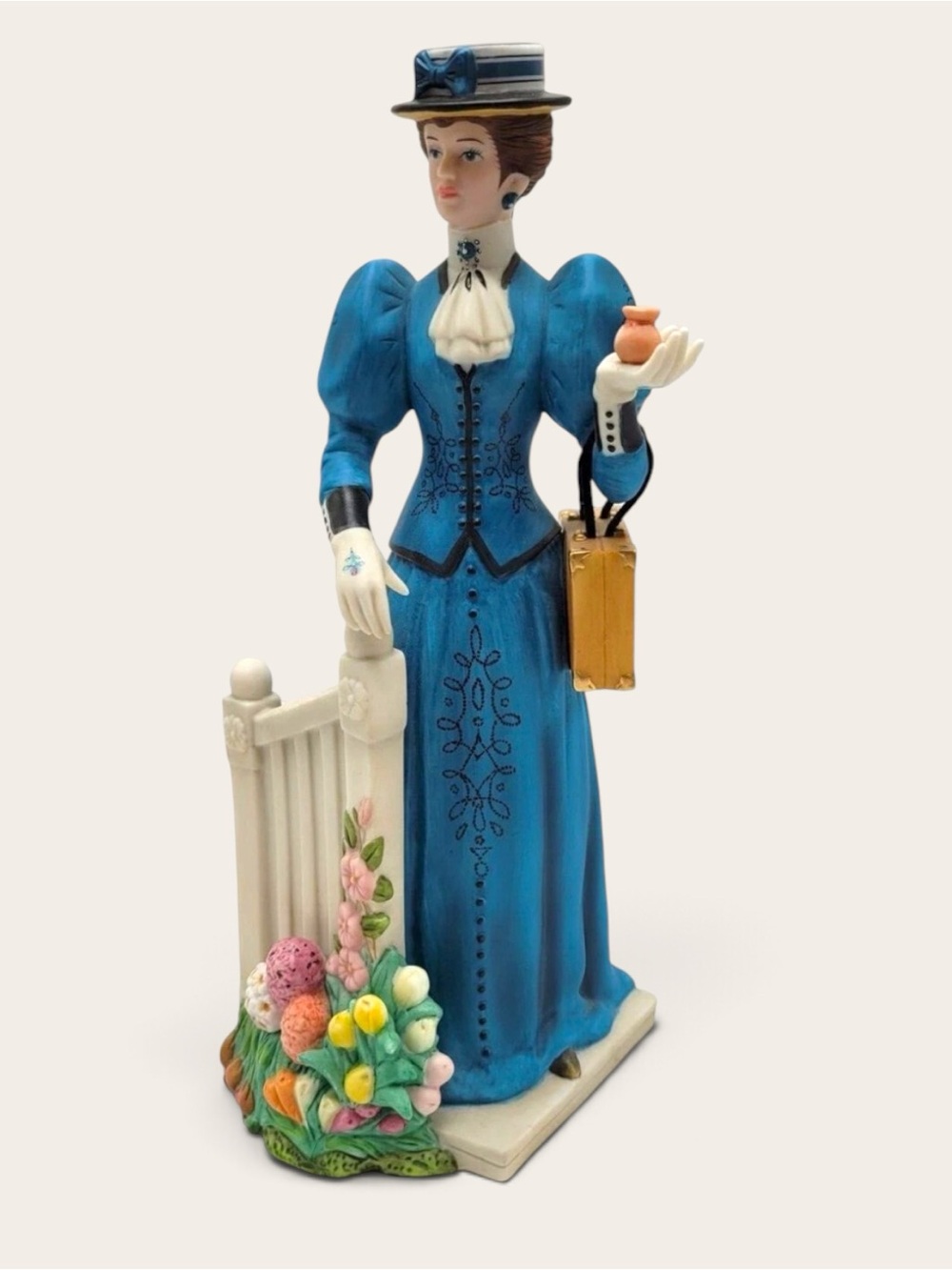 Avon Mrs. Albee 2009 President's Club Award Figurine NIB